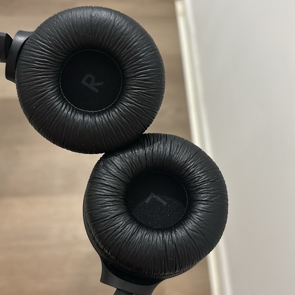 JBL Black Wireless Headphones - Picture 2 of 2